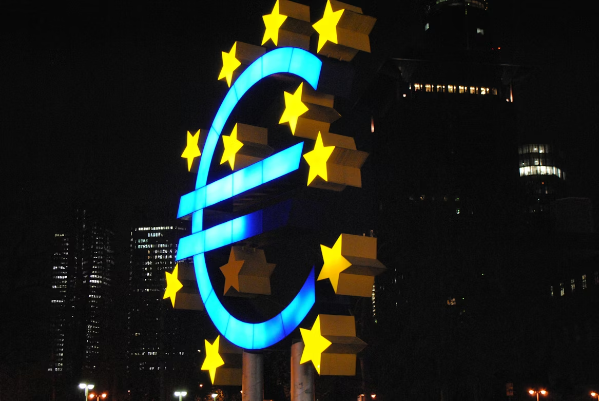Euro esculpture representing how central bank decisions affect mortgages and investments.