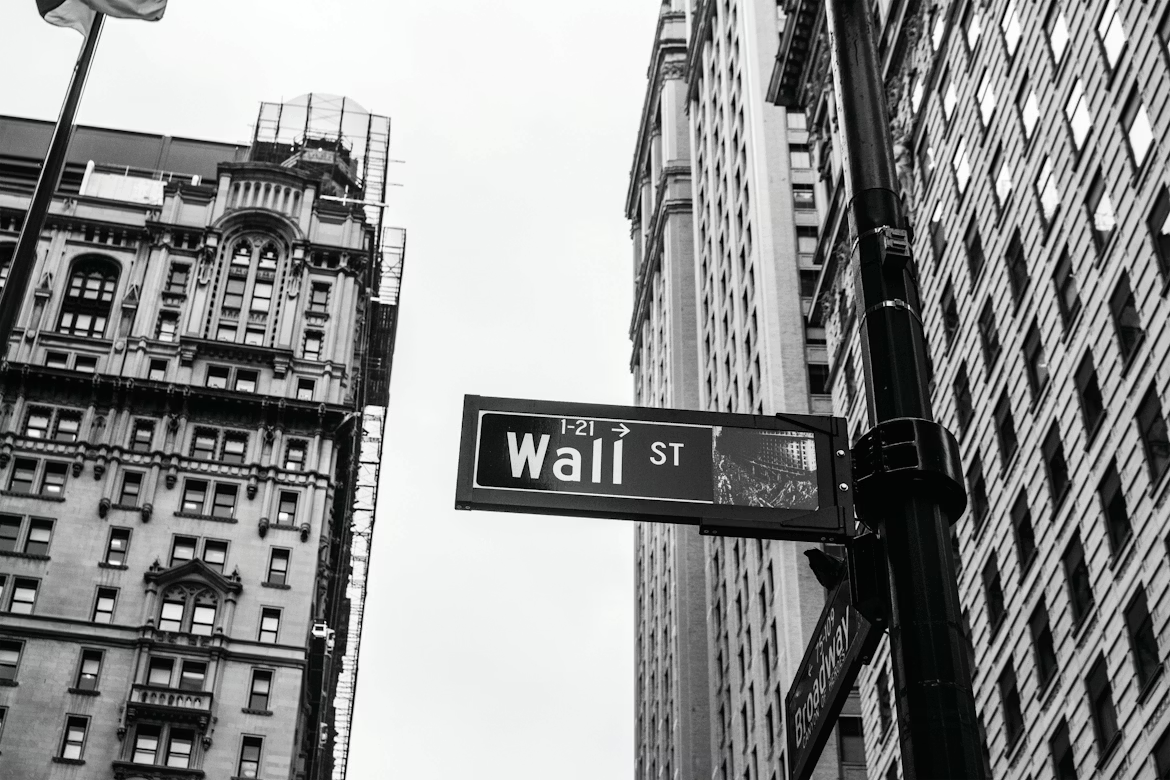 Image depicting wall street showing how a strong defensive portfolio can thrive during recessions.